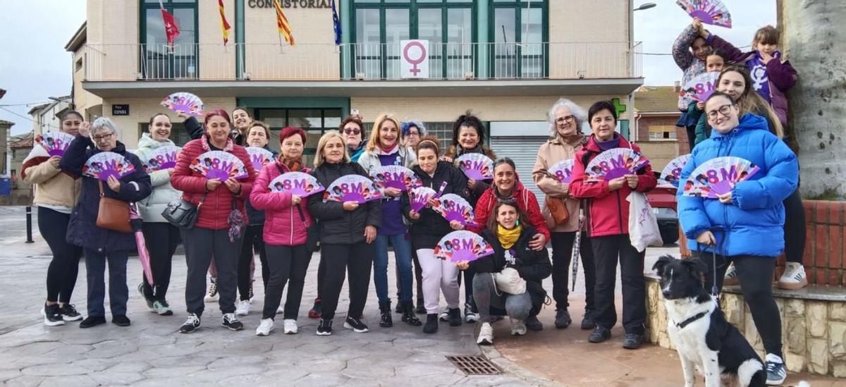 En Grisén, las mujeres lucieron abanicos conmemorativos del 8M. | S.E.