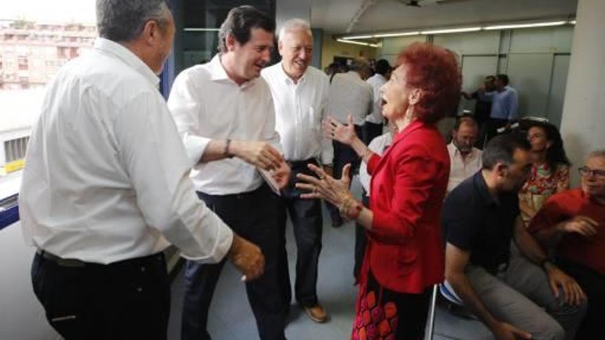 José Císcar saludando a algunos de los asistentes durante su llegada, ayer, a la sede del PP, junto al ministro García-Margallo.