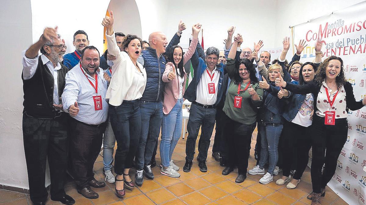 Miembros de la candidatura del PSOE, junto al candidato y alcalde de la localidad, Rafael Llamas, celebran la victoria.