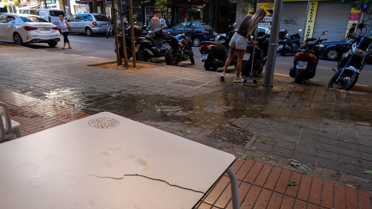 VÍDEO | Dos heridos al caerles encima un suicida que se lanzó de un piso doce en Palma