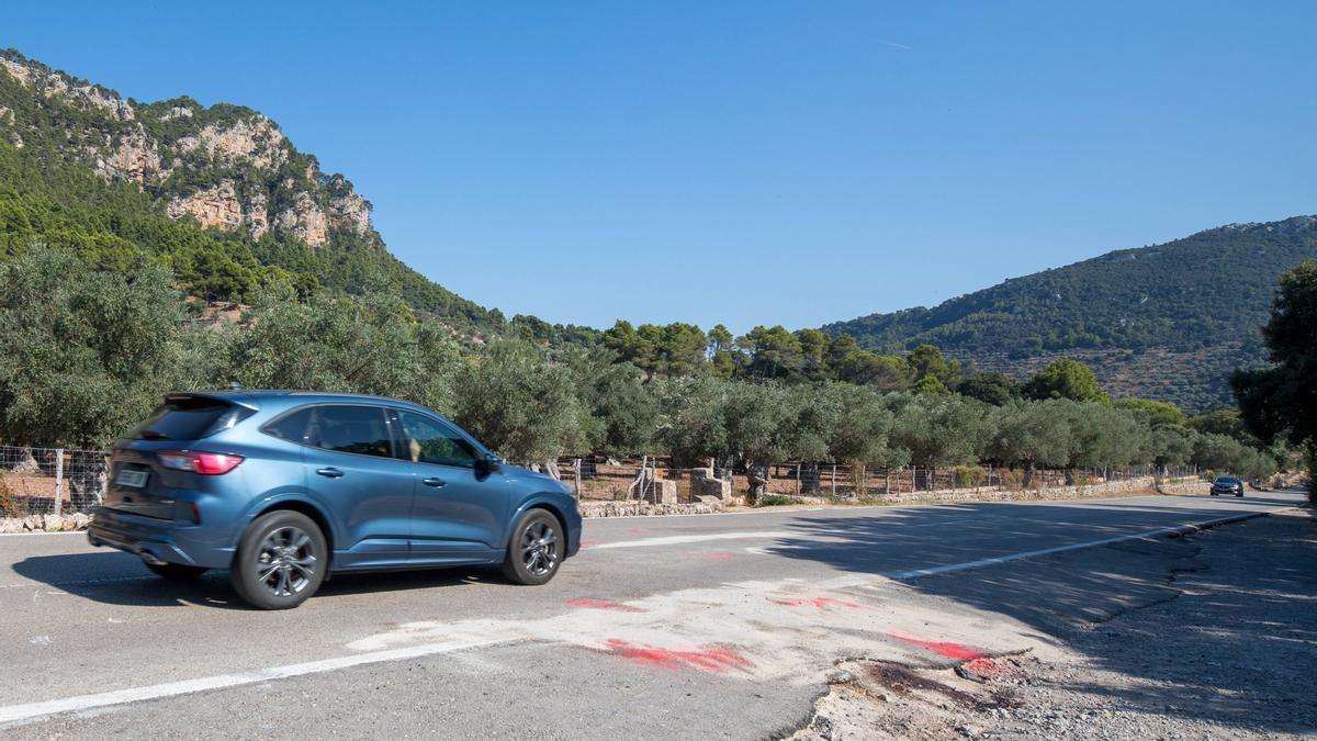 Un coche pasa por la carretera de Valldemossa a Deià, donde ha ocurrido la colisión mortal.