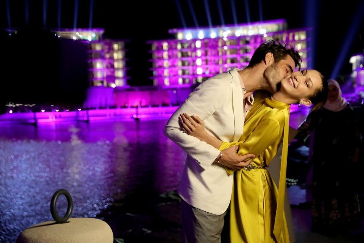 Jon Kortajarena le mete cuello a Bella Hadid en Dubai