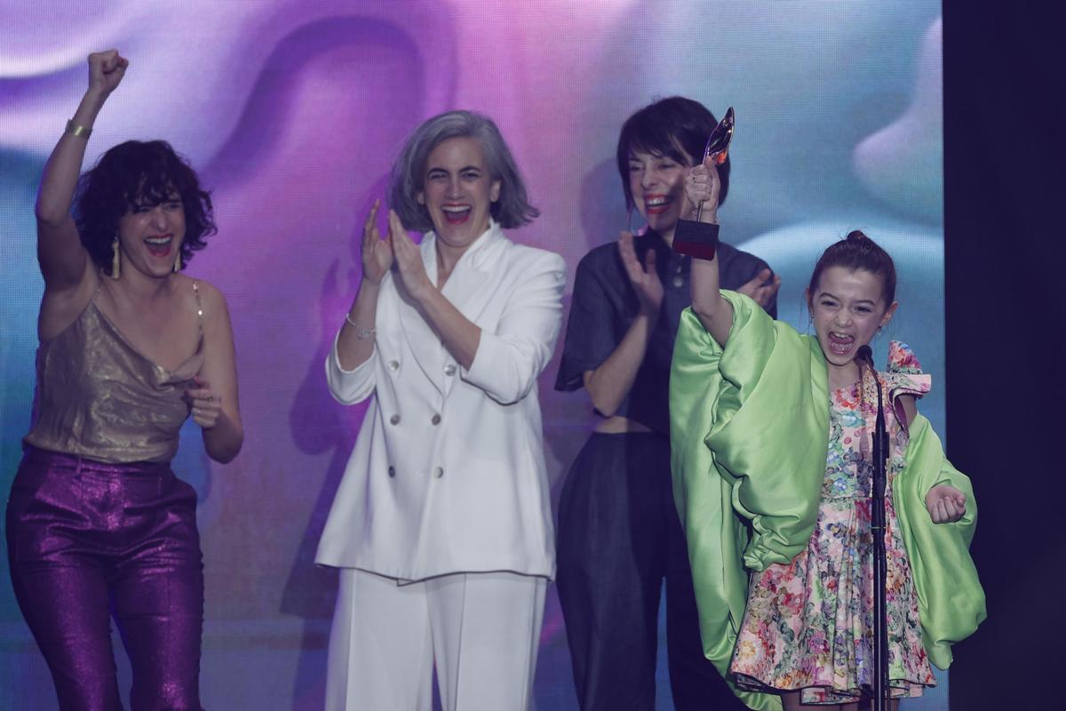 La actriz Sofía Otero (d) junto al equipo de la película recibe el Feroz a mejor película dramática por '20.000 especies de abejas'.