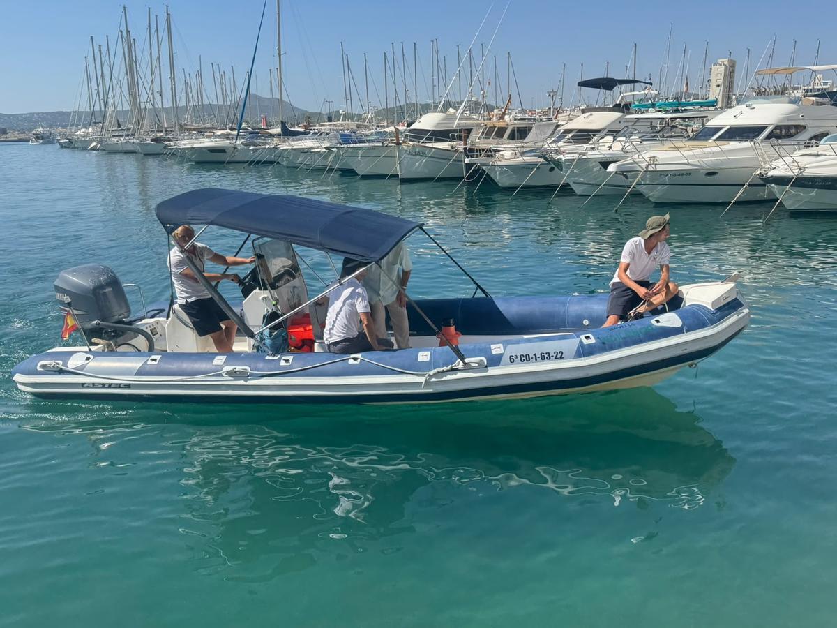 La lancha de vigilancia marina que tiene base en el puerto de Dénia