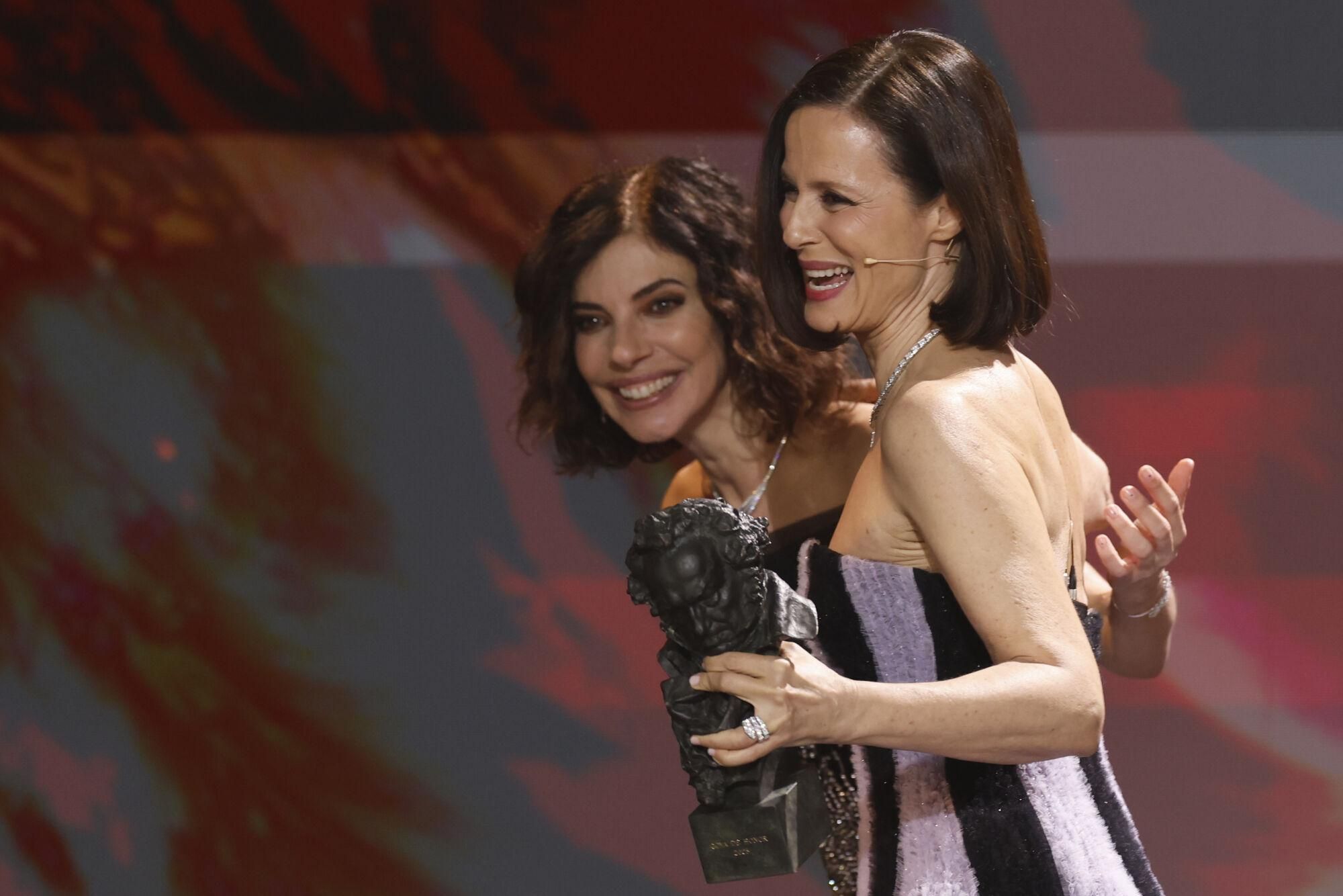 GRANADA, 08/02/2025.- Maribel Verdú (i) entrega a Aitana Sánchez Gijón el Goya de Honor, durante la gala de la 39 edición de los Premios Goya de la Academia de Cine que se celebra este sábado en el Palacio de Congresos y Exposiciones de Granada. EFE/ Julio Muñoz