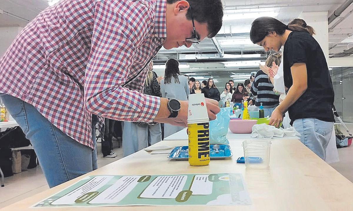 El programa incluyó muestras de experimentos destinados a promover la ciencia en la escuela.