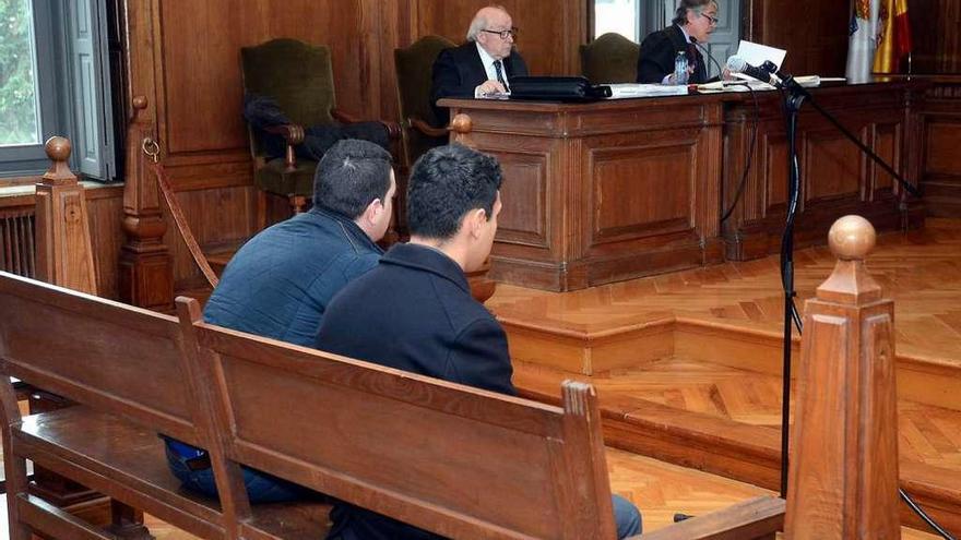 Los acusados, durante el juicio en la Audiencia Provincial, ante sus abogados.  // Rafa Vázquez