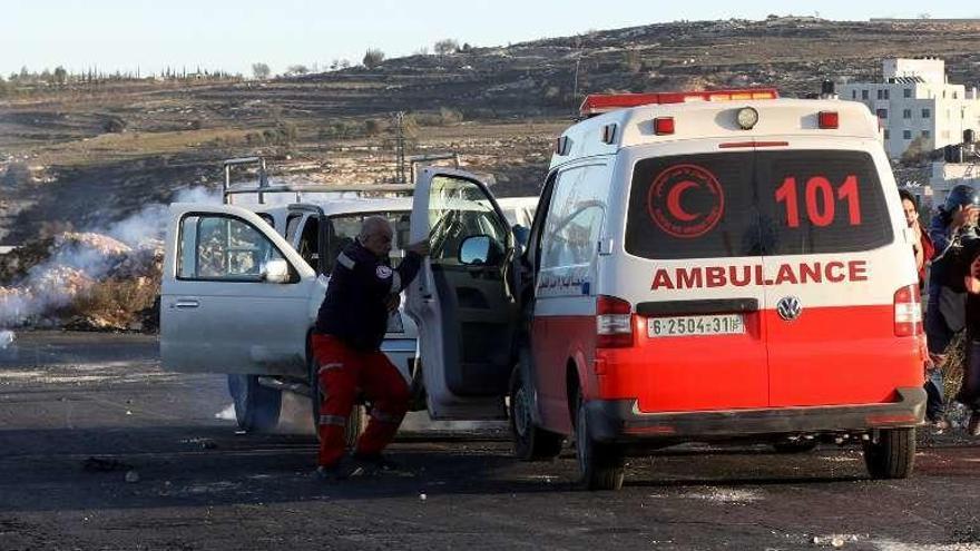 Sanitarios, resguardándose de los ataques israelíes. // Reuters