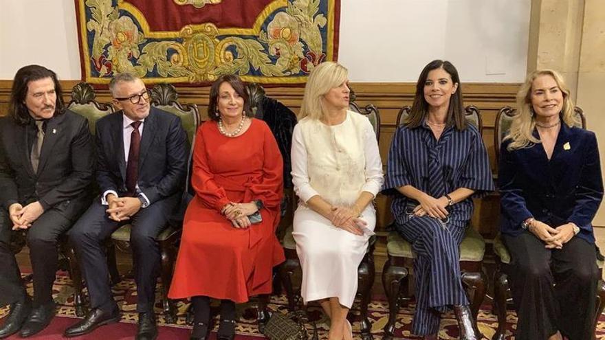 VÍDEO: Los premios ASICOM aterrizan en Oviedo de la mano de celebridades como, Cayetano Martínez de Irujo, Luis Cobos o Maribel Verdú