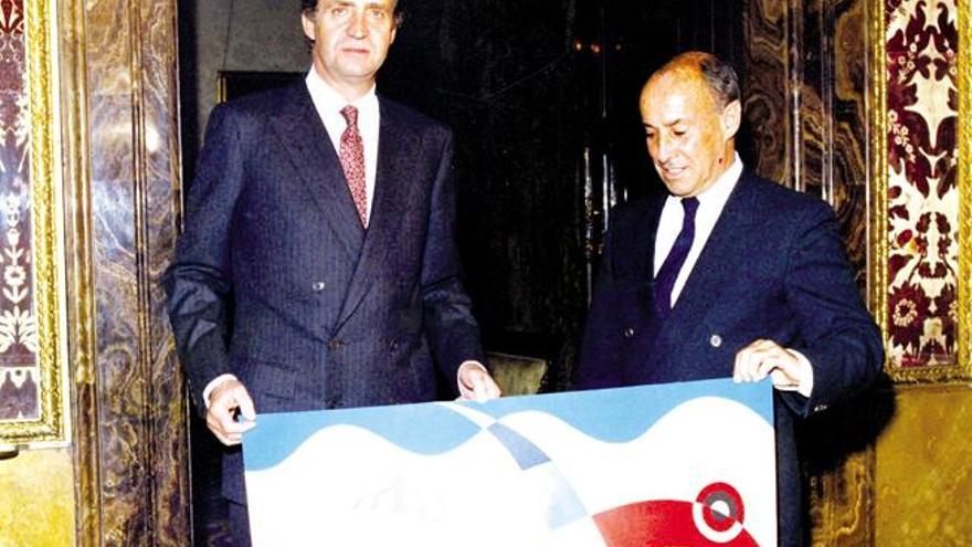 Don Juan Carlos y César Manrique con el diseño de la bandera para el velero Bribón propiedad del Rey. | lp/dlp