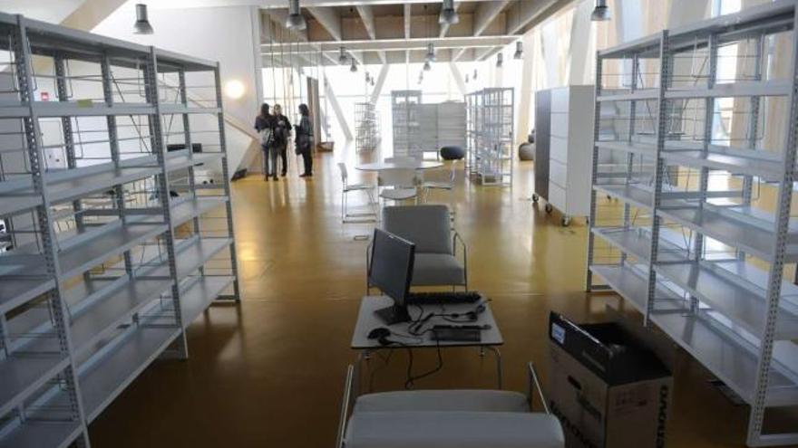 Estanterías vacías de la biblioteca del Ágora, días antes de su inauguración en marzo de 2011. / carlos pardellas
