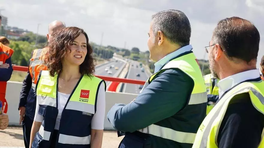 Ayuso "sospecha" de censo electoral y pregunta "con qué rigor" se da "el carné de español"