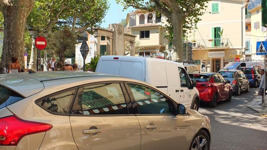 Conductores denuncian la «odisea» de circular y aparcar en Sóller
