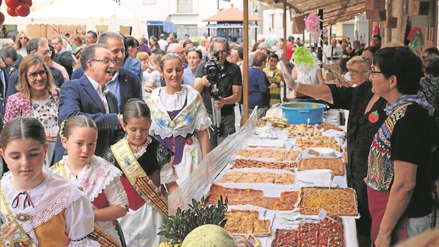 Alcalà promociona su ‘tomata de penjar’ en un puente de récord