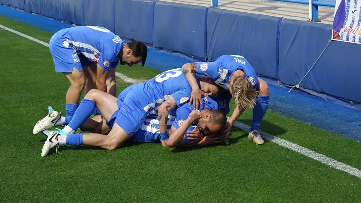 Los jugadores del Águilas, celebrando el tanto de Chris Martínez ante el Xerez CD