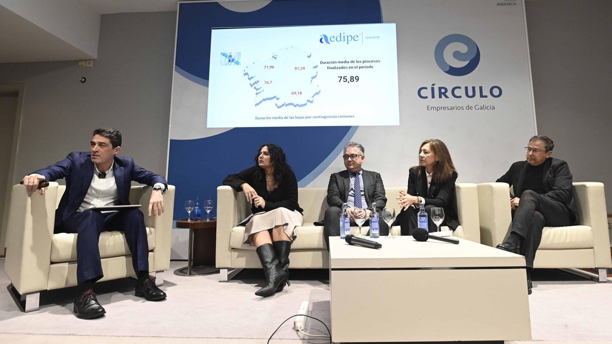 Los ponentes de la primera mesa de la jornada organizada por Aedipe Galicia, este viernes en el Círculo de Empresarios de Galicia.