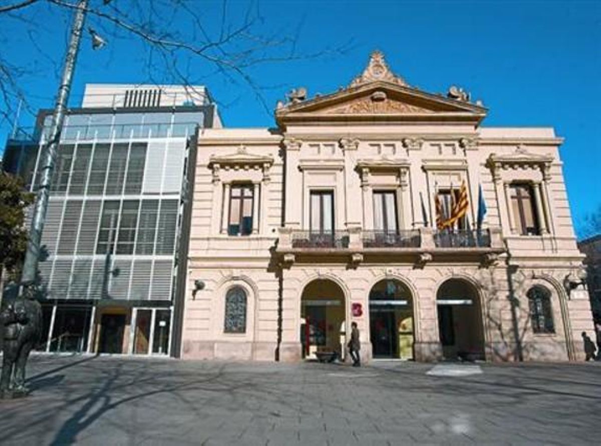 La façana 8 Els dos edificis administratius, la seu nova i la històrica. La façana 8 Els dos edificis administratius, la seu nova i la històrica.