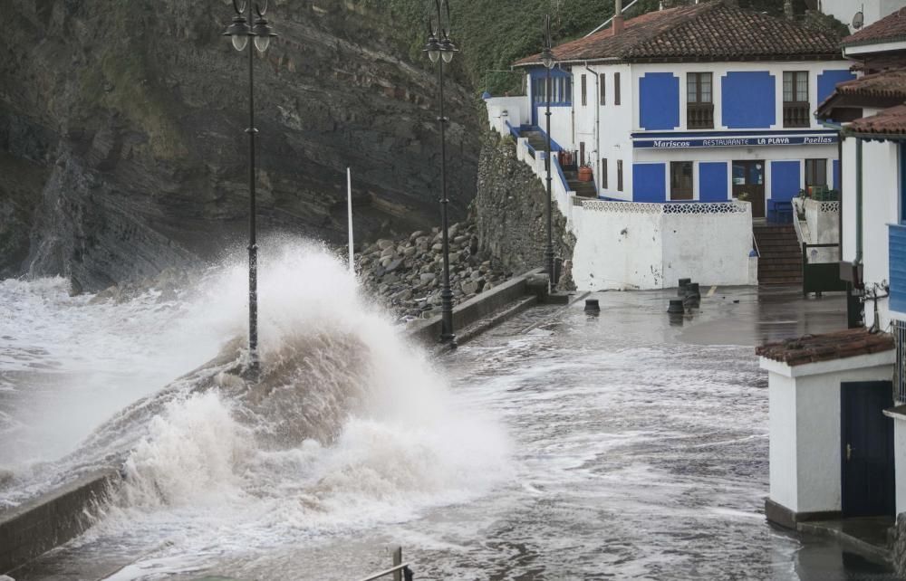 Espectacular oleaje en Tazones