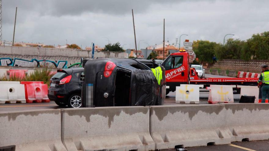 Aparatoso vuelco de un coche en la rotonda de Son Ferrol