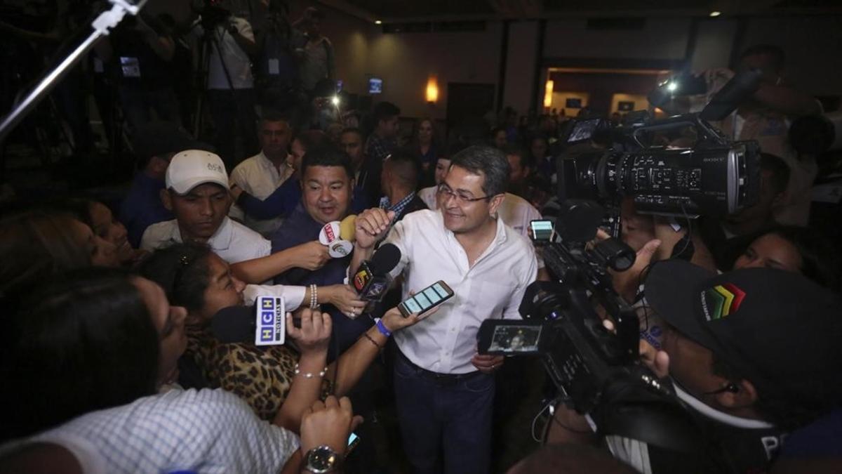 El presidente de Honduras  y candidato a la reelección Juan Orlando Hernández se proclama vencedor de las elecciones en Honduras.