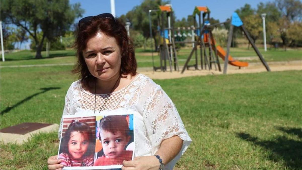 Ruth Otiz muestra la foto de sus hijos en el parque onubense donde solía llevarlos a jugar.