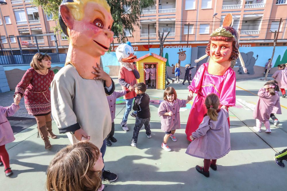 Los profesores recrean la tradición del pasacalles de La Charamita en el patio del Colegio Público Cuba durante las fiestas patronales