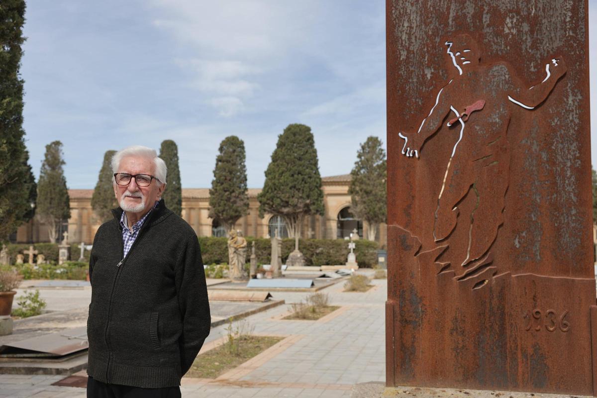 Antoni Tugores posa en el cementerio de Son Coletes para esta entrevista.