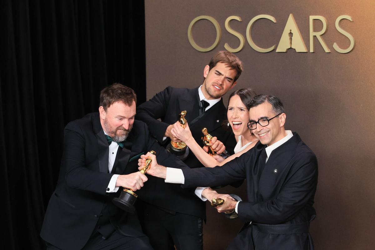 Los responsables de 'The singers' y 'Two people exchanging saliva' bromean con sus estatuillas tras el empate.