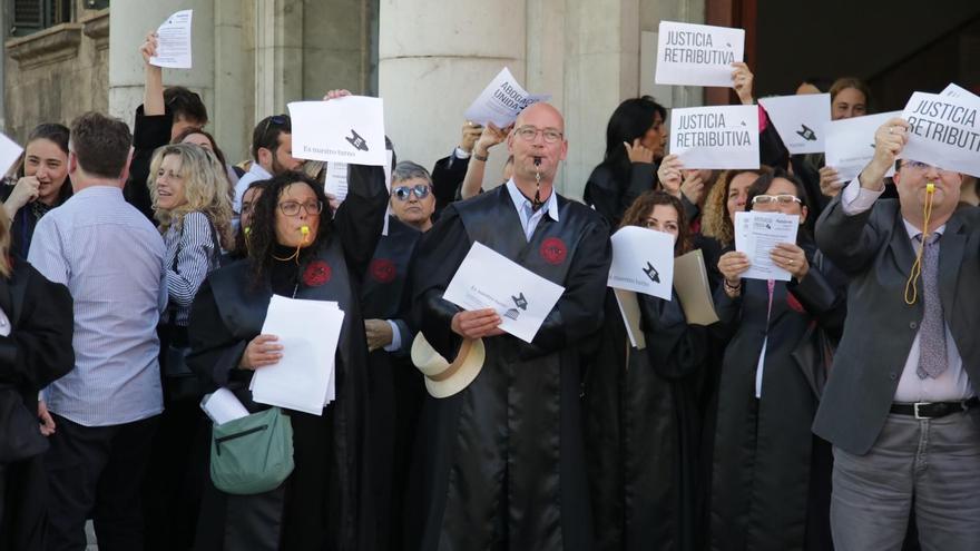 VÍDEO | Un centenar de abogados del turno de oficio exigen mejoras laborales en Palma