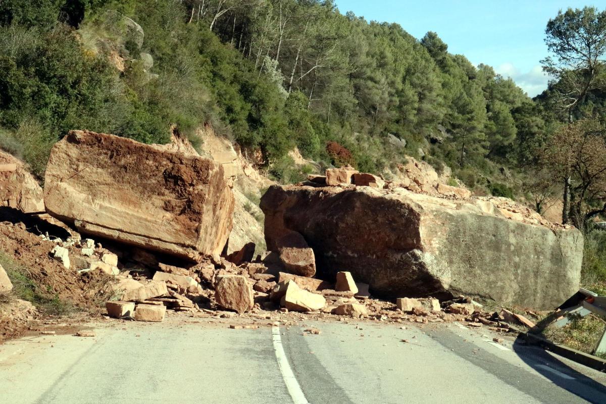 Desprendimiento de dos rocas de 60 toneladas en la carretera de Fonollosa