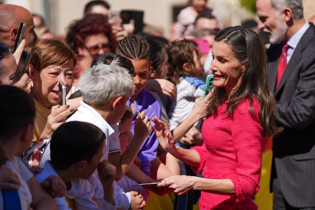 Miles de personas reciben a los Reyes en Jaén para celebrar los 1.200 años de capitalidad Miles de personas reciben a los Reyes en Jaén para celebrar los 1.200 años de capitalidad