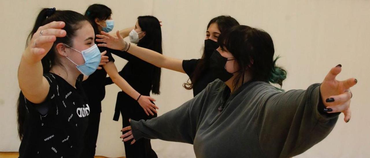 Las alumnas de tercer curso de la Escuela Superior de Arte Dramático de Asturias Sara Montes, Mayte Robles, María Terán, Alba Sarabia y Andrea García, abrazándose en Gijón. | Ángel González