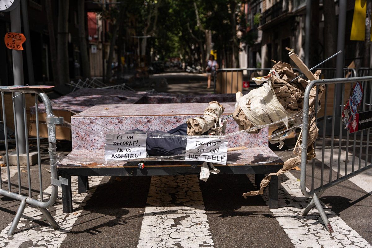 Parte del decorado tirado y roto en la calle Vallespir, adornada por la fiesta mayor de Sants, en Barcelona. Parte del decorado tirado y roto en la calle Vallespir, adornada por la fiesta mayor de Sants, en Barcelona.