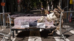 Parte del decorado tirado y roto en la calle Vallespir, adornada por la fiesta mayor de Sants, en Barcelona.