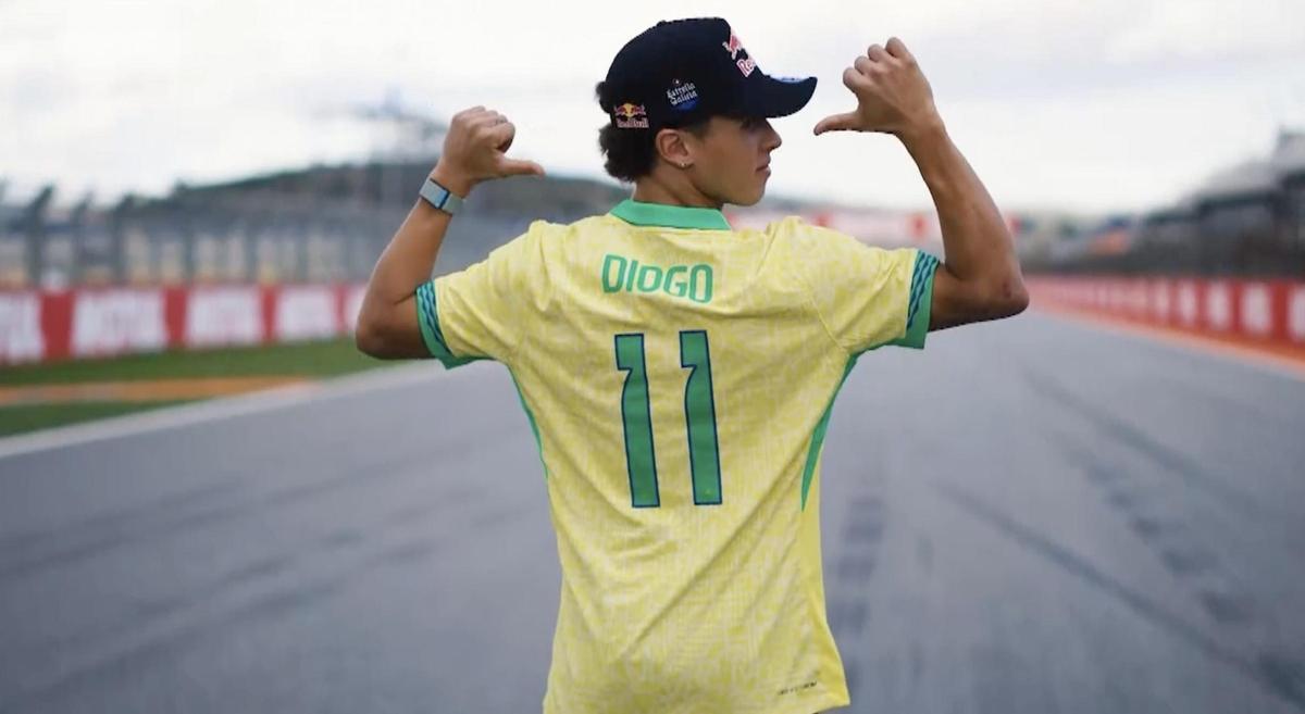 El piloto brasileño Diogo Moreira posa con una camiseta de Brasil