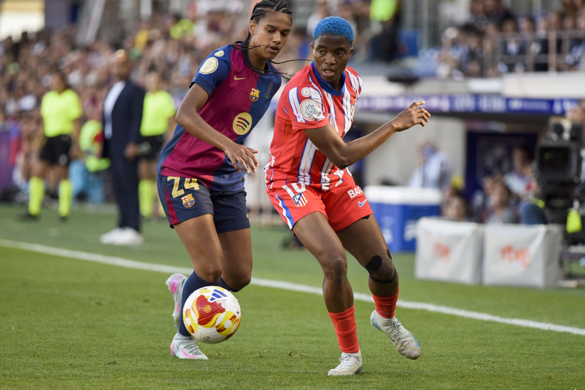 HUESCA, 07/06/2025.- La defensora del FC Barcelona Esmee Brugts (i) lucha con la nigeriana Rasheedat Ajibade, del Atlético de Madrid, durante la final de la Copa de la Reina que FC Barcelona y Atlético de Madrid disputan este sábado en el estadio de El Alcoraz, en Huesca. EFE/Javier Belver