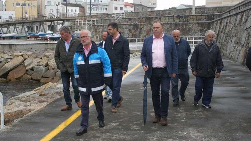 Durán y López Varela, en primer plano, en su visita al puerto.