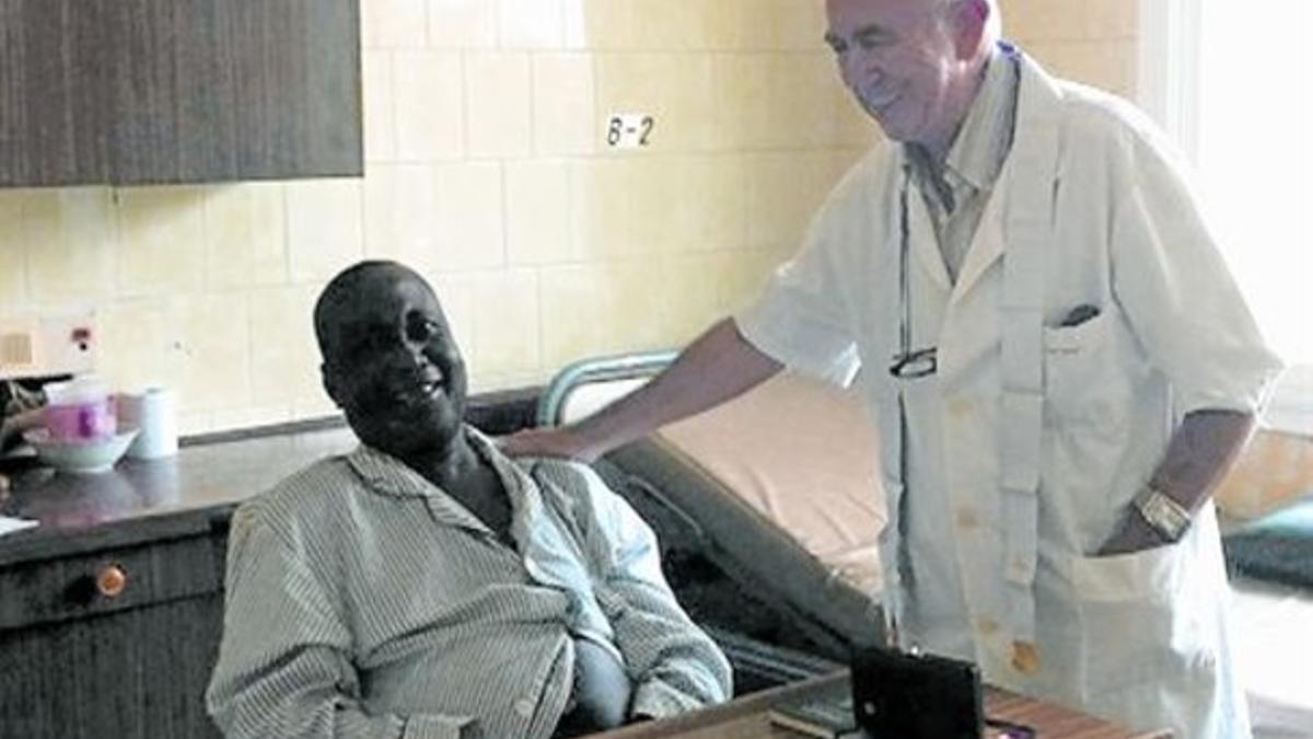 El religioso español Miguel Pajares (en pie), en el Hospital San José, de Monrovia (Liberia), la semana pasada.