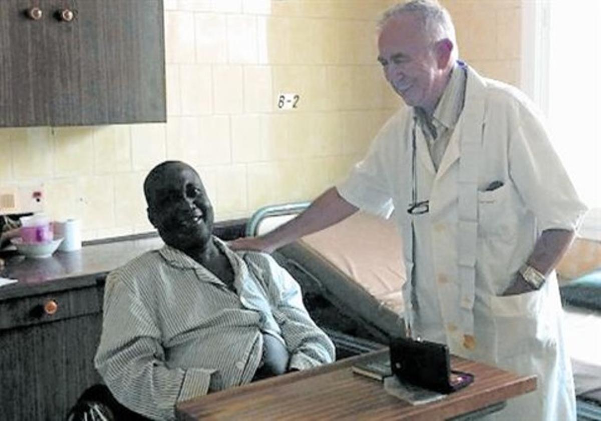 El religiós espanyol Miguel Pajares (dret), a l’Hospital Sant Josep, de Monròvia (Libèria), la setmana passada.