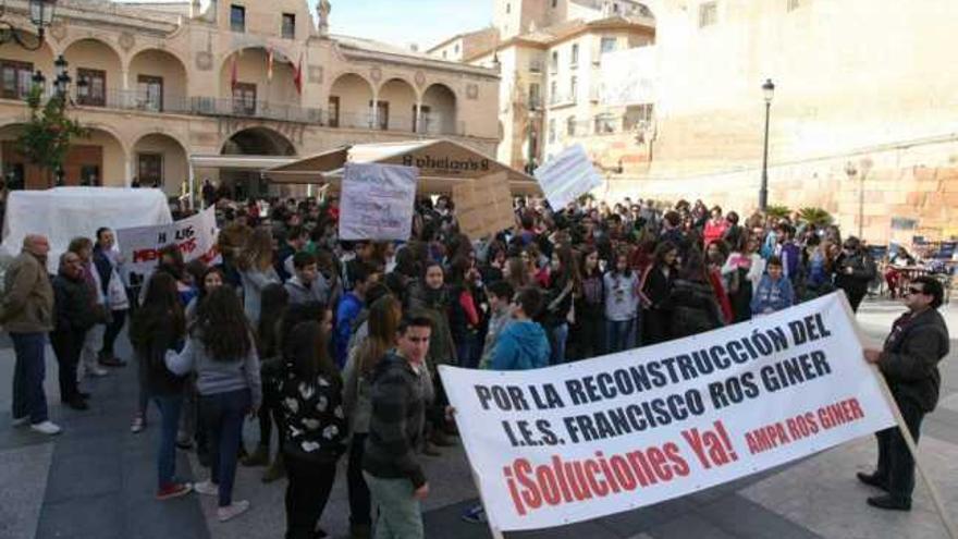 Padres y alumnos se concentraron ante el ayuntamiento de Lorca.