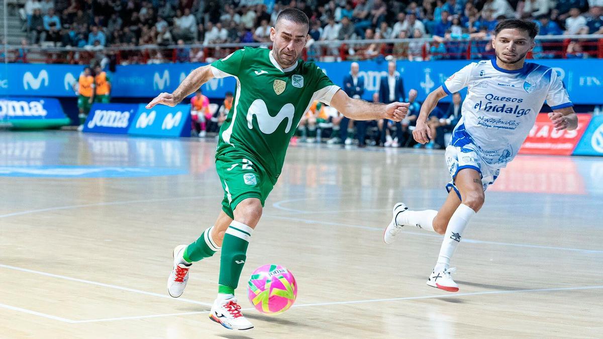 Cecilio controla el balón en un encuentro del Movistar Inter.