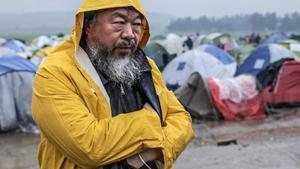 Ai Weiwei en su visita al campamento de refugiados de Idomeni, en la frontera entre Grecia y Macedonia.