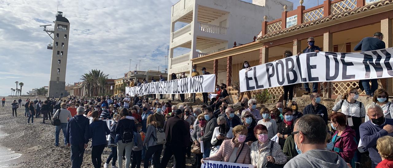 Nules vivió una histórica movilización en la playa para exigir los espigones