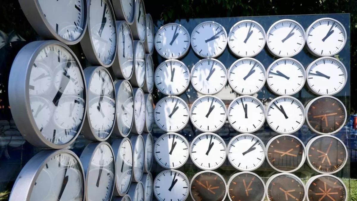 Los relojes con las manecillas desajutadas antes de la restauración