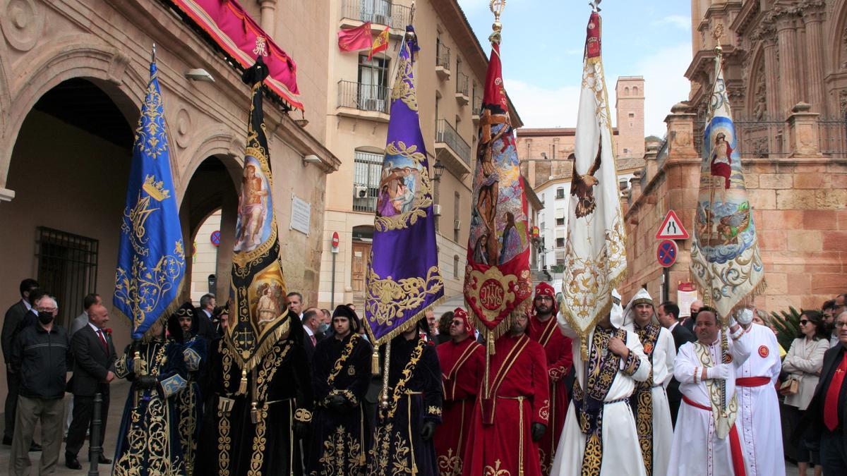 Las banderas azul, negra, morada, encarnada, blanca y de Jesús Resucitado a las puertas de la Casa Consistorial, este jueves.