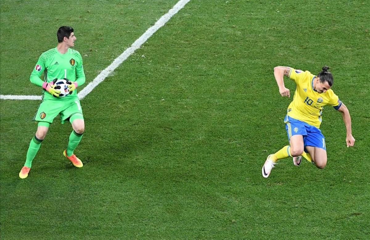 Zlatan Ibrahimovic se enfada ante el portero de Bélgica, Thibaut Courtois.