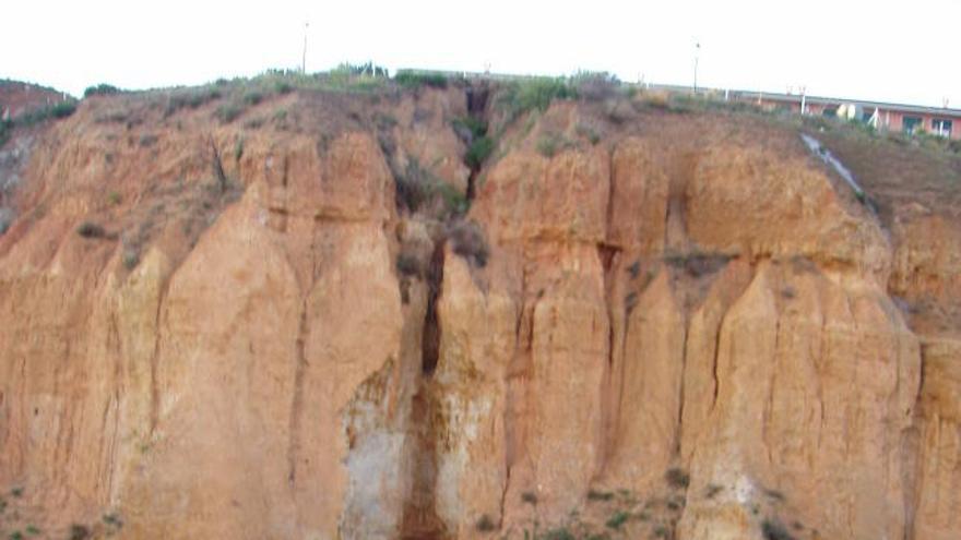 Hoya formada en la zona del Mirador del Canto, a la altura del Paseo López Cobos que suscita la preocupación de los vecinos