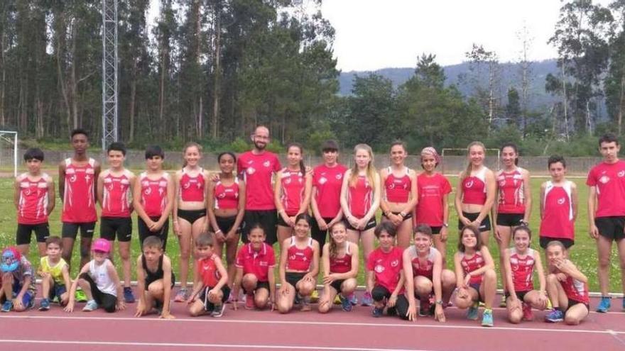 Integrantes de la escuelas del Atletismo A Estrada en las pistas del Concello de Cuntis.