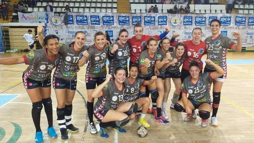 La plantilla del Liberbank Gijón celebra el triunfo logrado en la cancha del Málaga.