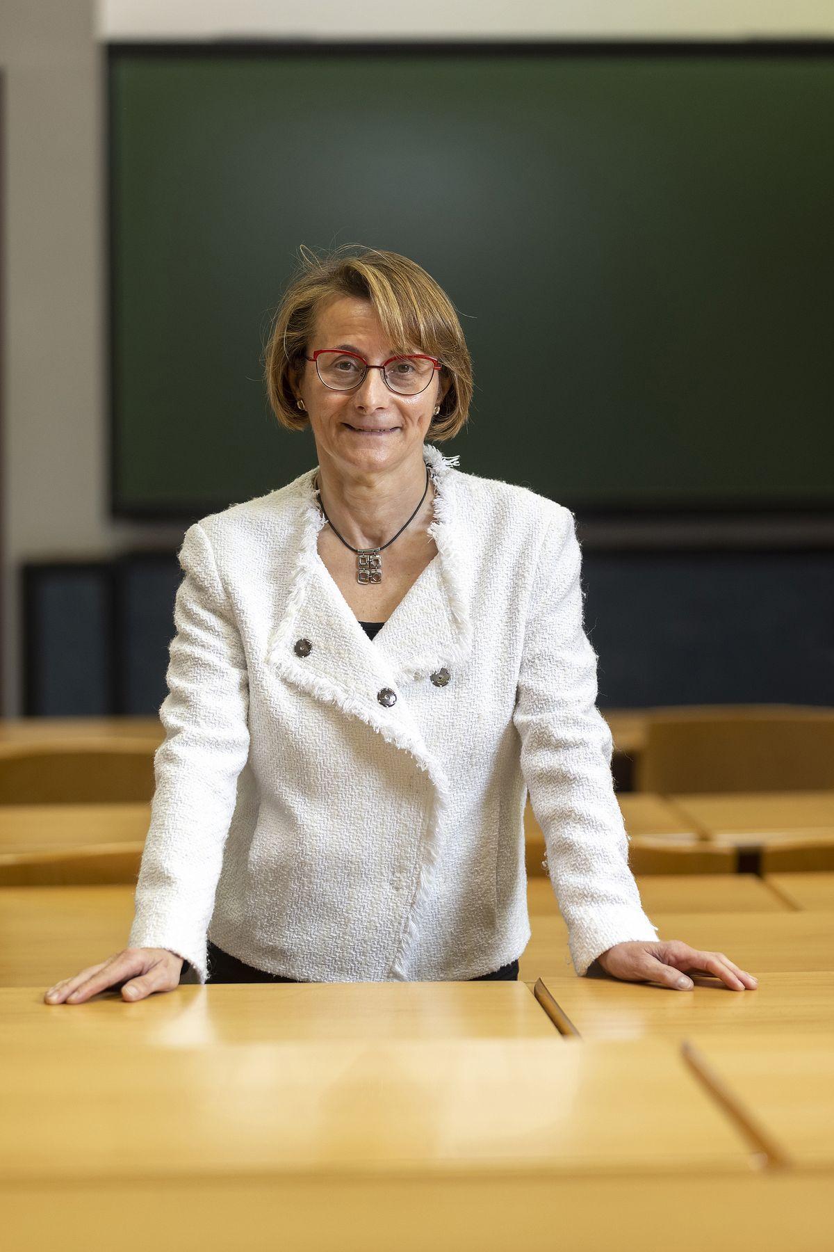 La rectora de la UJI y presidenta de la CRUE, Eva Alcón, en una aula de la universidad pública de Castellón.